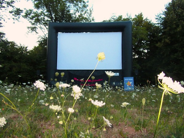 l'écran plein air du cinéma itinérant d'Aveyron